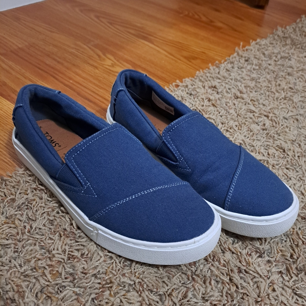 Tom's size 7W slip on